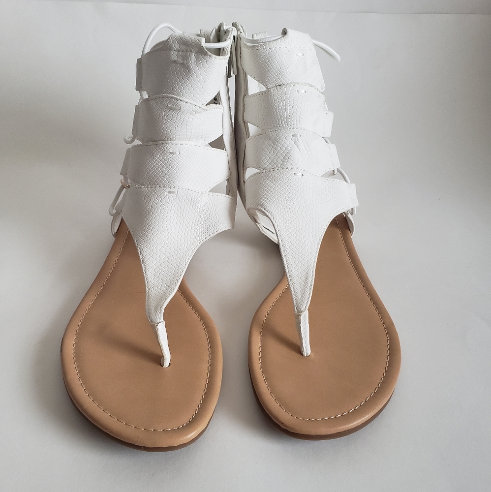 JustFab Marzella White Thong Flat Sandals Size 8 NWOT